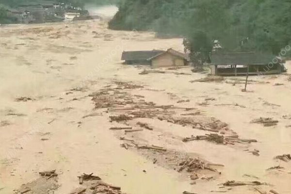 九寨溝山洪泥石流造成道路垮塌，民宅被泥石流沖擊(1)