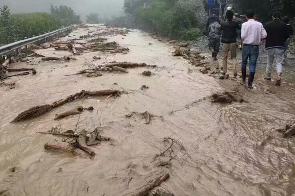 九寨溝山洪泥石流造成道路垮塌，民宅被泥石流沖擊(2)