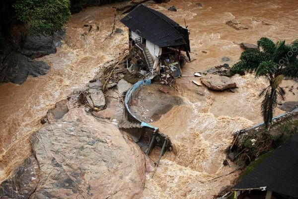 九寨溝山洪泥石流造成道路垮塌，民宅被泥石流沖擊(4)