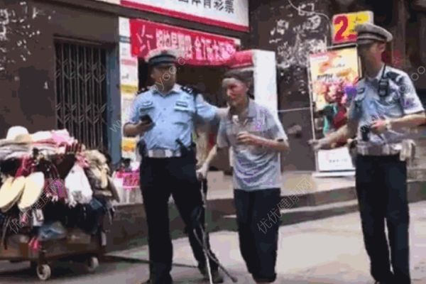 老人中暑摔倒，交警一路打扇護(hù)送回家(1)