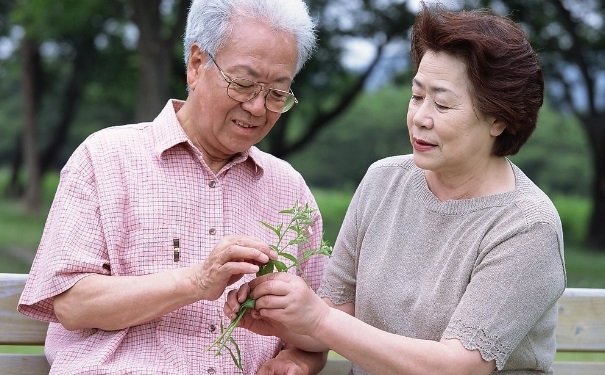 老人血糖高吃什么好？老人血糖高吃什么能降糖？(1)