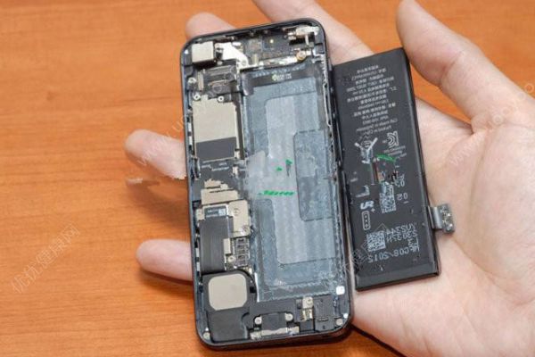 男子牙咬iPhone電池瞬間爆炸！如何預(yù)防電池爆炸？(3)