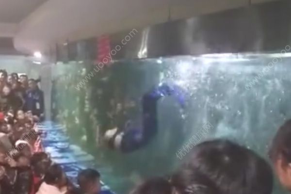 女孩海洋館扮美人魚，不怕累就怕水冷！(1)