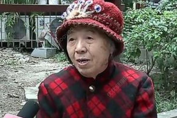 成都現(xiàn)86歲最美包租婆！幫助百余戶白血病家庭！(1)