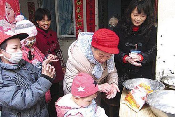 成都現(xiàn)86歲最美包租婆！幫助百余戶白血病家庭！(2)