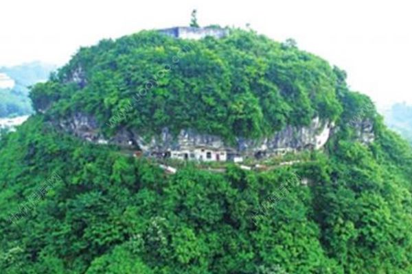 上山開荒意外發(fā)現(xiàn)世外桃源！這位老人成為現(xiàn)代版山頂洞人！(1)