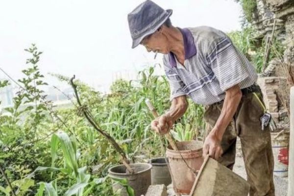 上山開荒意外發(fā)現(xiàn)世外桃源！這位老人成為現(xiàn)代版山頂洞人！(3)