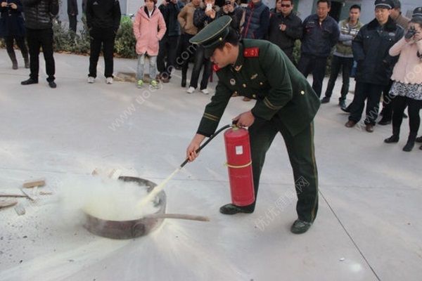 男子火鍋店用餐被滅火器噴暈，使用滅火器要注意什么？(5)