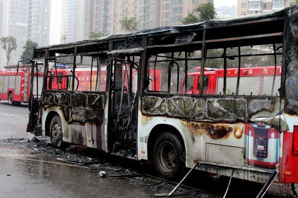 上海公交發(fā)生自燃，路遇車輛自燃我們應(yīng)該如何做？(1)