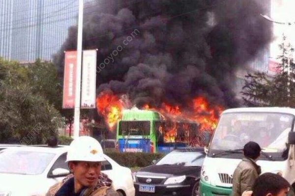 公交車起火自燃，乘客有序撤離幸無(wú)人員被困(2)