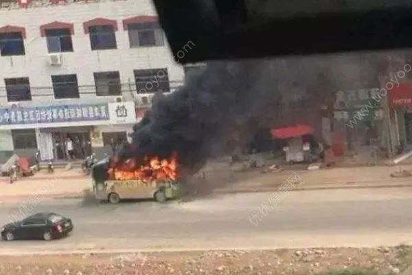 公交車起火自燃，乘客有序撤離幸無(wú)人員被困(4)