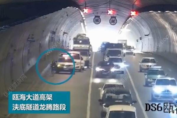 女子騎共享單車上高架！還把兒子放在車籃里！(1)