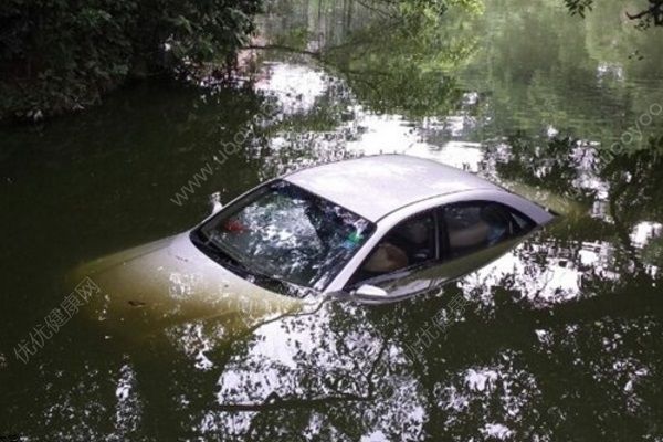 柳州轎車離奇墜河，司機(jī)逃出車外拒救助溺亡(4)