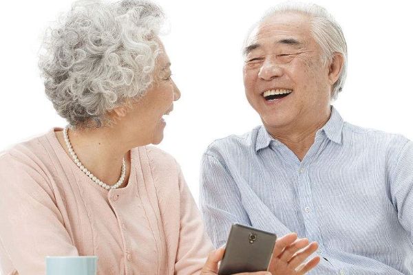 男護(hù)工瘋狂掌摑77歲老人：3個(gè)半小時(shí)打57次(1)