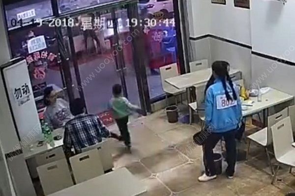 孕婦故意伸腳絆倒4歲男童，孩子患先天性心臟已住院(1)