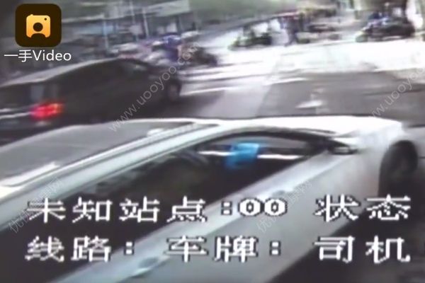 “路怒男”多次別公交車致追尾，遭一車憤怒乘客“教訓(xùn)”(2)