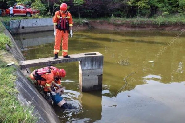 男子3米深水塘中劃船喂魚不慎落水身亡，溺水后急救方法(1)