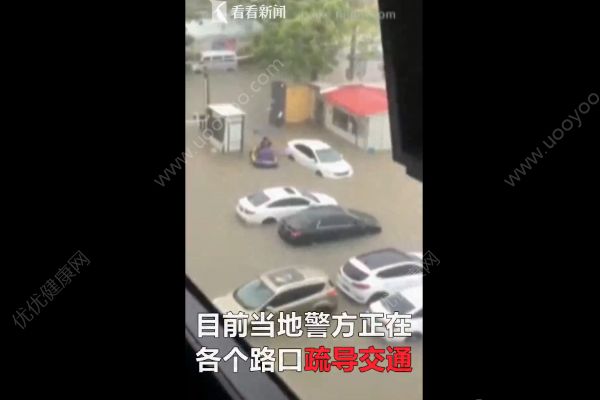 廈門因暴雨進入“看海模式”，積水沒腰將人沖走(1)