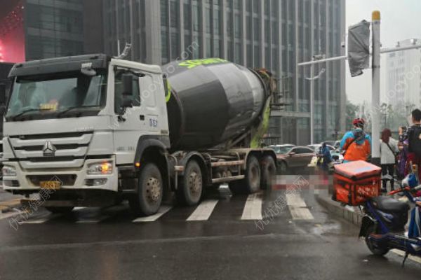 湖北發(fā)生慘烈車禍！女子被攪拌車碾壓當場身亡！(1)