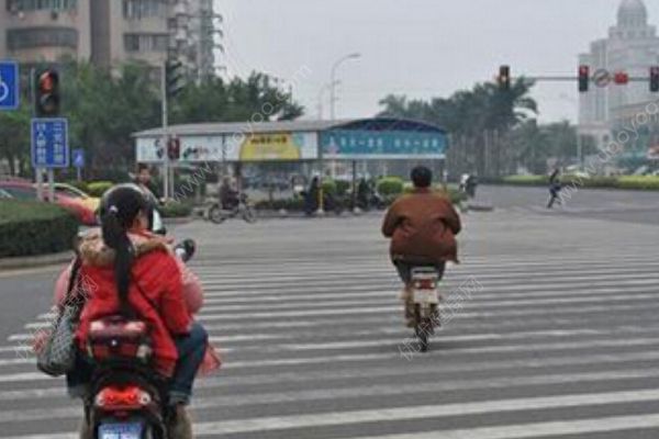 湖北發(fā)生慘烈車禍！女子被攪拌車碾壓當場身亡！(3)