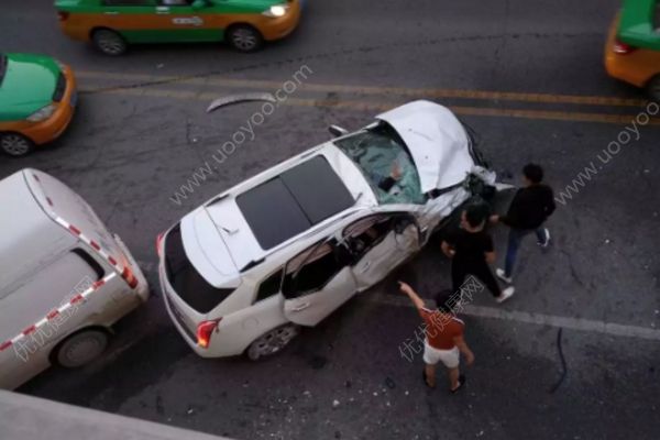 西安玉祥門發(fā)生車禍，因超車躲避障礙失控，超車要注意什么？(1)