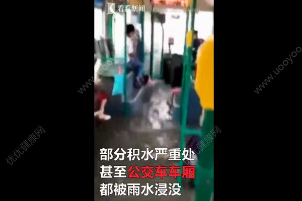 廈門因暴雨進入“看海模式”，積水沒腰將人沖走(2)