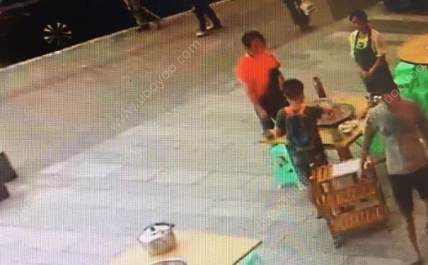 8歲男孩獨自吃火鍋，4個位置輪流坐，小孩子吃火鍋要注意什么？(3)