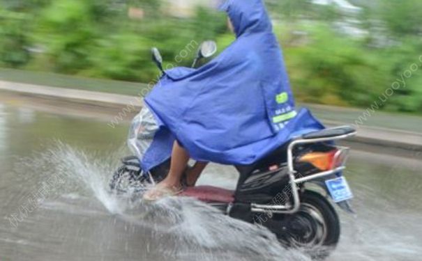 為什么下雨天容易摔跤？下雨天電動車打滑怎么回事？(3)