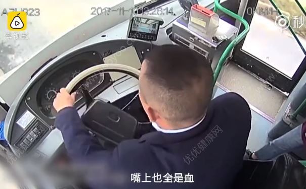 小伙剛拔完智齒，坐公交車血流一地，嚇壞一車人(3)