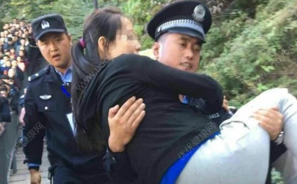 孕婦爬華山身體不適，民警接力抱下山就醫(yī)，孕婦不適合什么運(yùn)動(dòng)？(2)