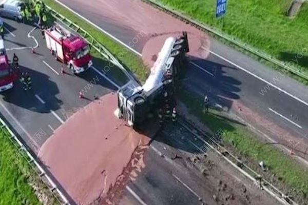 15噸液體巧克力翻車，吃瓜群眾：這馬路我能舔一年(1)