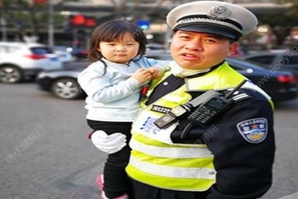 2歲女孩車流穿梭，民警抱護(hù)幫其尋找媽媽(1)