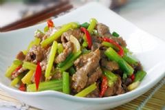 芹菜炒牛肉怎么做？芹菜炒牛肉的做法[圖]