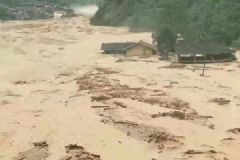 九寨溝山洪泥石流造成道路垮塌，民宅被泥石流沖擊[多圖]