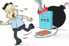 乘客胸前充電寶突然爆炸，火光四射瞬間點(diǎn)燃背包[多圖]