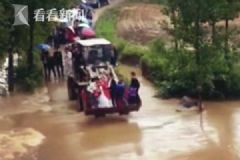 520最霸氣婚車，因暴雨積水用鏟車迎娶新娘[多圖]