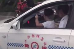 抱著孩子開車被停職，帶孩子開車要注意哪些安全事項？[多圖]