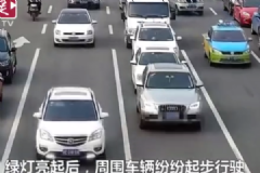 男子開車“吃雞”忘記開動(dòng)，十余輛車受阻[多圖]