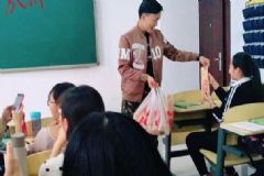 男班長為全班女生買冰糖葫蘆，冰糖葫蘆有什么營養(yǎng)價值？[多圖]