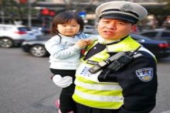 2歲女孩車流穿梭，民警抱護(hù)幫其尋找媽媽[多圖]