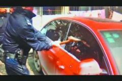 一歲寶寶被反鎖車內(nèi)，民警破窗鉆入車內(nèi)救出嬰兒[多圖]