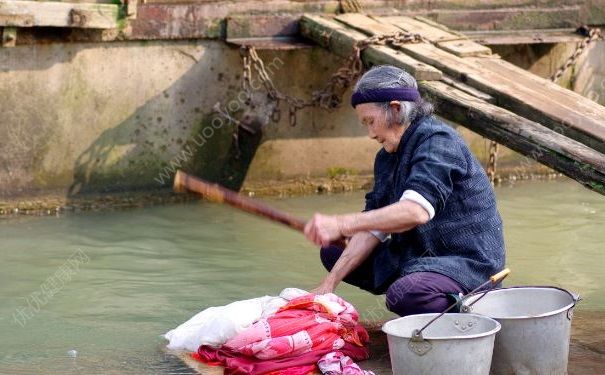 老太贈(zèng)小伙200萬財(cái)產(chǎn)，只因小伙對(duì)老太做了這些事情(4)