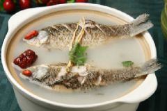 鯽魚湯有什么功效？鯽魚湯的功效與作用[圖]