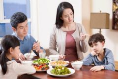 小孩子挑食不愛吃飯是怎么回事？怎么樣糾正寶寶挑食的毛病？[圖]