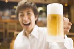 夏天喝啤酒有什么好處？男人夏天喝啤酒的好處有哪些？[圖]