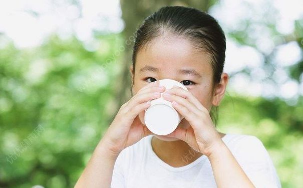 鄰居慫恿5歲男童喝酒致昏迷，小孩子喝酒有什么壞處？(4)