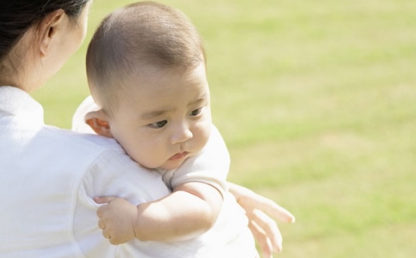 如何抱新生兒？新生兒正確的抱法是怎樣？(1)