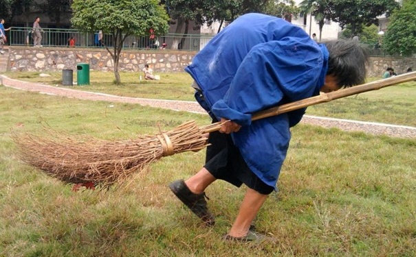 老年人駝背怎么恢復？老年人貧血如何防治最好？(1)