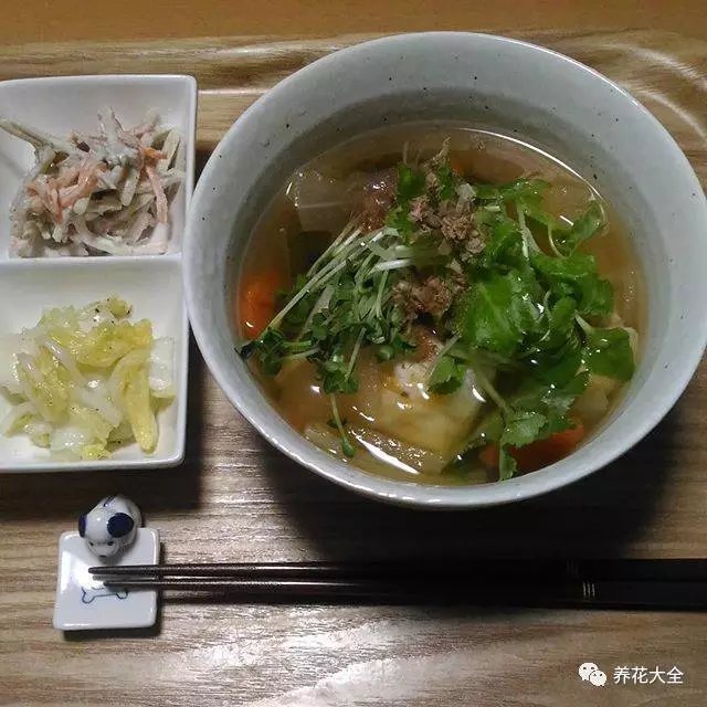 6、豆芽中含有豐富的維生素C和各種膳食纖維，對(duì)于身體是非常好的，而且豆芽的口感非常棒，還能夠減肥呢！