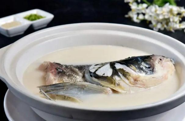 鯽魚湯的做法有哪些？魚湯里放什么蔬菜最有營養(yǎng)？